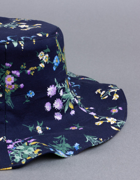 第張深藍雙面花朵帽作品縮圖