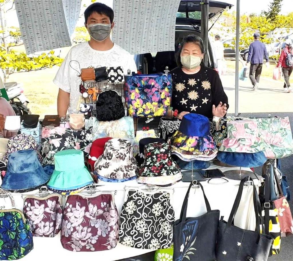晴天坊進駐蘭展公益攤位 兒子相伴展售度溫馨婦女節封面圖片