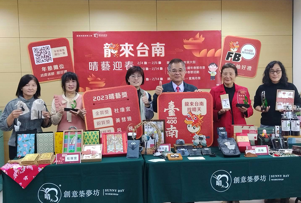 勞工局輔導晴天坊夥伴前進4據點 行銷手工藝品搶春節商機封面圖片
