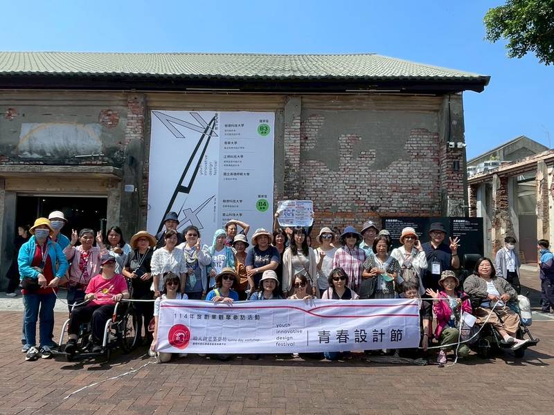 南市勞工局率晴天坊夥伴參訪青春設計節 藉由學子作品觸發創意新靈感封面圖片