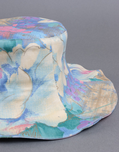 Light double-sided floral cap